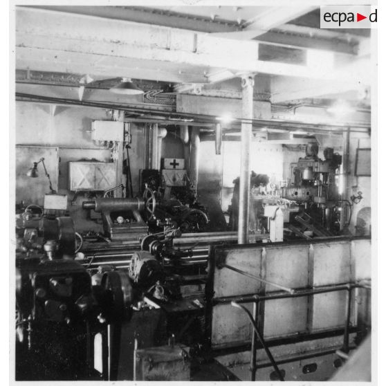 Les ateliers du navire-atelier  "Le Jules Verne". [description provisoire]