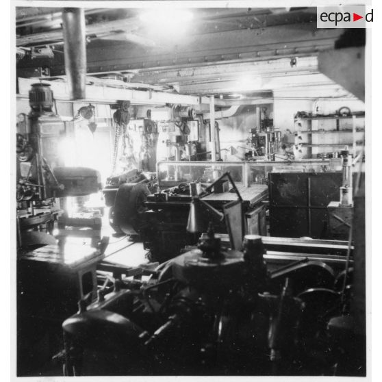 Les ateliers du navire-atelier  "Le Jules Verne". [description provisoire]