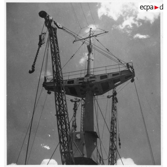 Sur le pont du navire-atelier "Le Jules Verne".<br> [description provisoire]