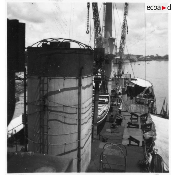 Sur le pont du navire-atelier "Le Jules Verne".<br> [description provisoire]