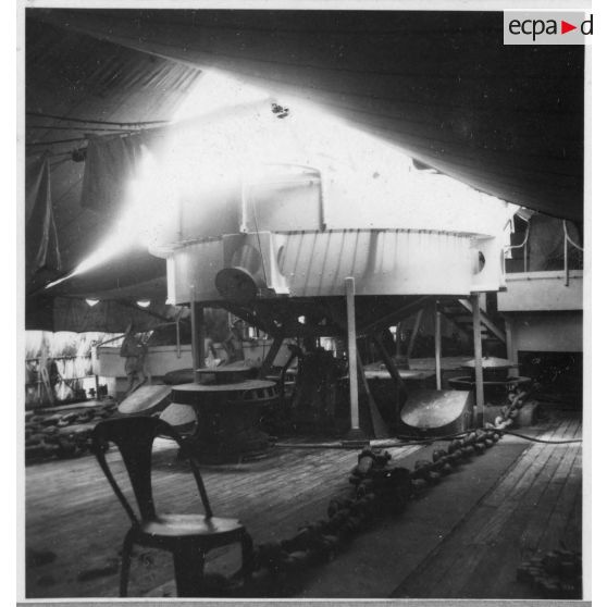 Sur le pont du navire-atelier "Le Jules Verne".<br> [description provisoire]