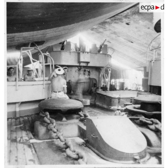 Sur le pont du navire-atelier "Le Jules Verne".<br> [description provisoire]