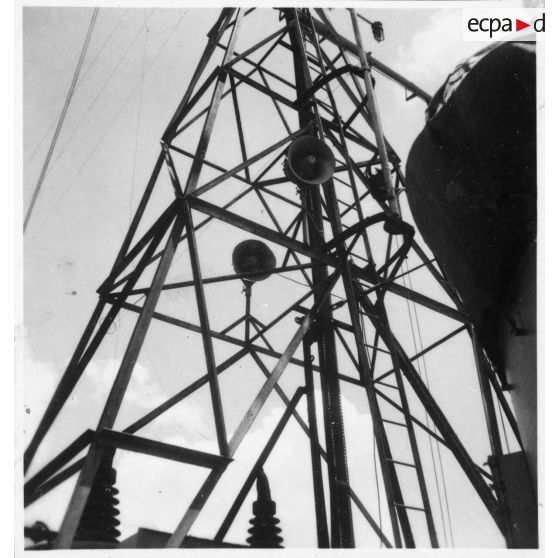 Sur le pont du navire-atelier "Le Jules Verne".<br> [description provisoire]