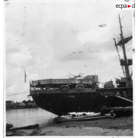 Le navire-atelier "Le Jules Verne" mouille dans le port de Saigon. [description provisoire]