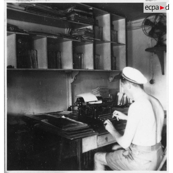 Une cellule administrative à bord du navire atelier "Le Jules Verne". [description provisoire]