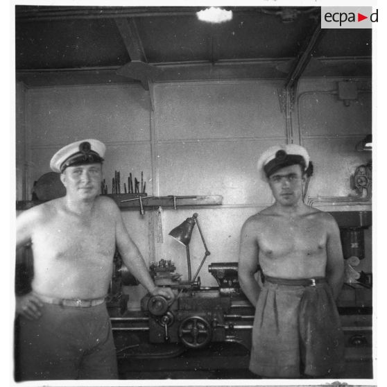 Les ateliers du navire-atelier  "Le Jules Verne". [description provisoire]