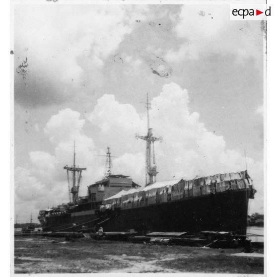 Le navire-atelier "Le Jules Verne" mouille dans le port de Saigon. [description provisoire]