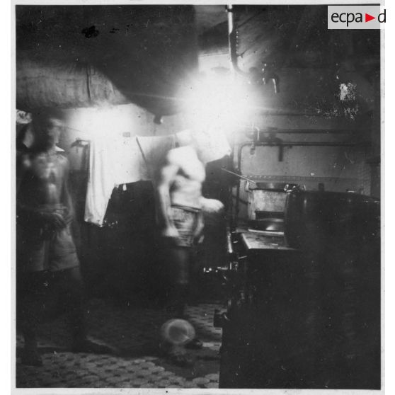 Les cuisines et la cantine du navire-atelier "Le Jules Vernes". [description provisoire]