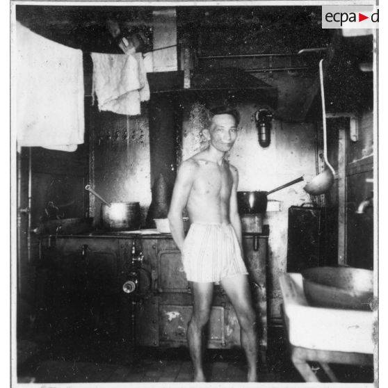 Les cuisines et la cantine du navire-atelier "Le Jules Vernes". [description provisoire]