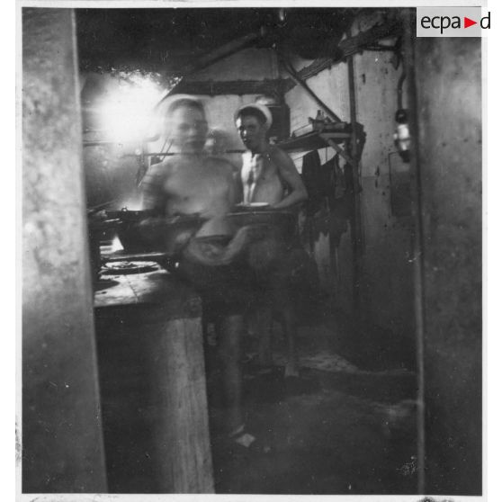 Les cuisines et la cantine du navire-atelier "Le Jules Vernes". [description provisoire]