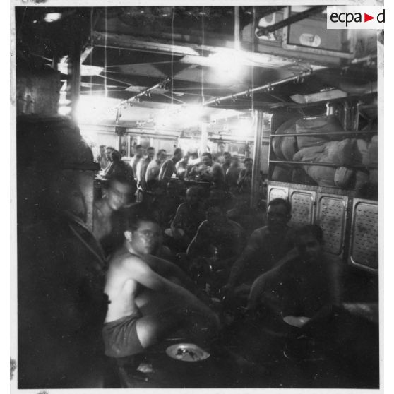 Les cuisines et la cantine du navire-atelier "Le Jules Vernes". [description provisoire]