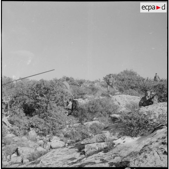 Des militaires français prennent position dans le djebel.
