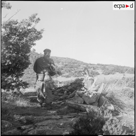 Progression de militaires français dans le djebel.