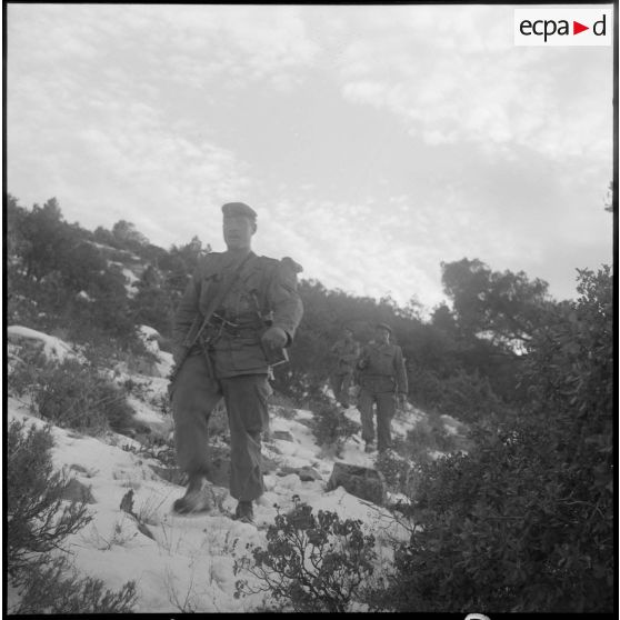 Progression de militaires français dans le djebel.