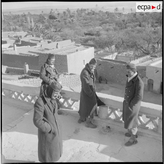 Militaires français postés sur un toit.