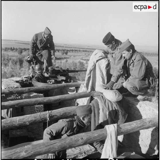 Un poste de surveillance situé sur le toit d'un bâtiment.