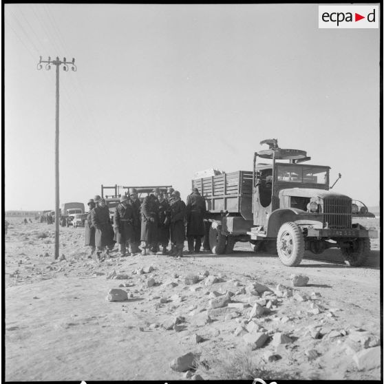 Militaires français près d'un GMC 6x6 (General Motors Company).