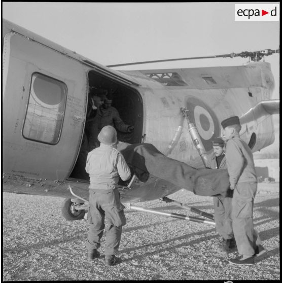 Embarquement d'un blessé.