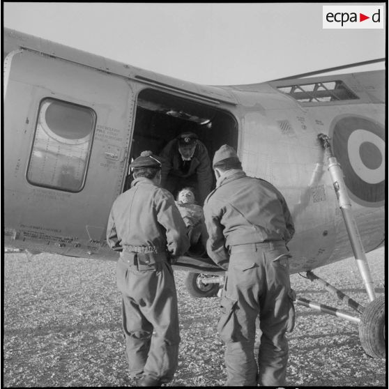 Embarquement d'un blessé.