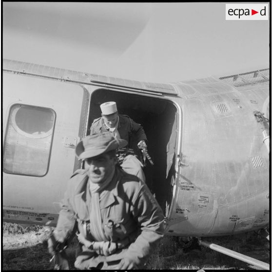 Débarquement de légionnaires d'un Piasecki H-21.