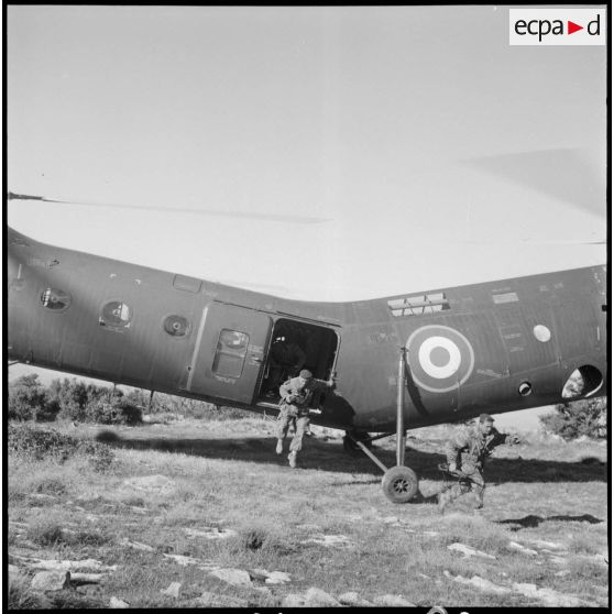 Débarquement d'un groupe de combat.