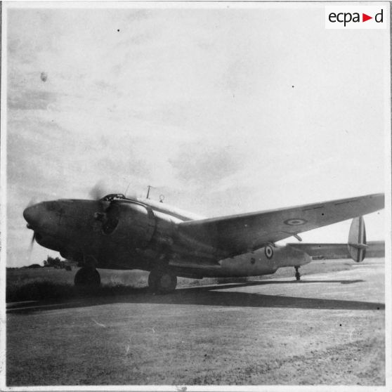 De retour de la conférence de Dalat, l'amiral Thierry d'Argenlieu arrive à l'aéroport de Tan Son Nhut à bord d'un avion de type Lokheed Electra. [description provisoire]