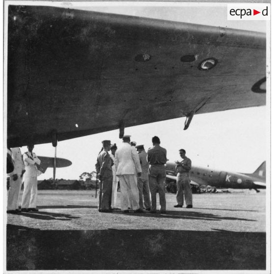 De retour de la conférence de Dalat, à l'aéroport de Tan Son Nhut, l'amiral Thierry d'Argenlieu discute avec les autorités civiles et militaires. [description provisoire]