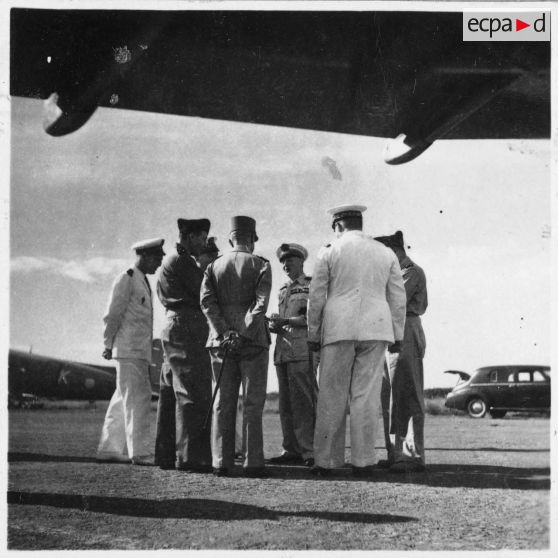 De retour de la conférence de Dalat, à l'aéroport de Tan Son Nhut, l'amiral Thierry d'Argenlieu discute avec les autorités civiles et militaires. [description provisoire]