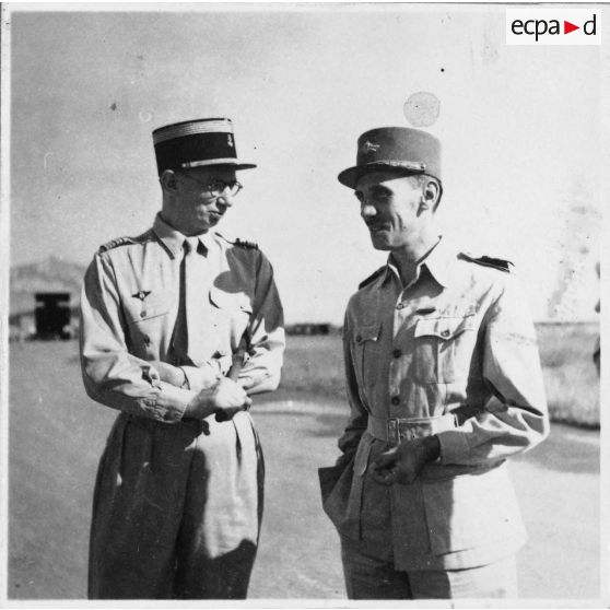 A l'aéroport de Tan Son Nhut, Jean de Raymond, présent pour accueillir l'amiral Thierry d'Argenlieu à son retour de la conférence de Dalat. [description provisoire]