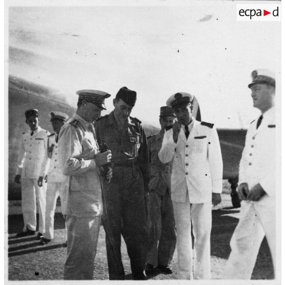 A l'aéroport de Tan Son Nhut, lors de son retour de la conférence de Dalat, l'amiral Thierry d'Argenlieu, discute avec les autorités militaires. [description provisoire]