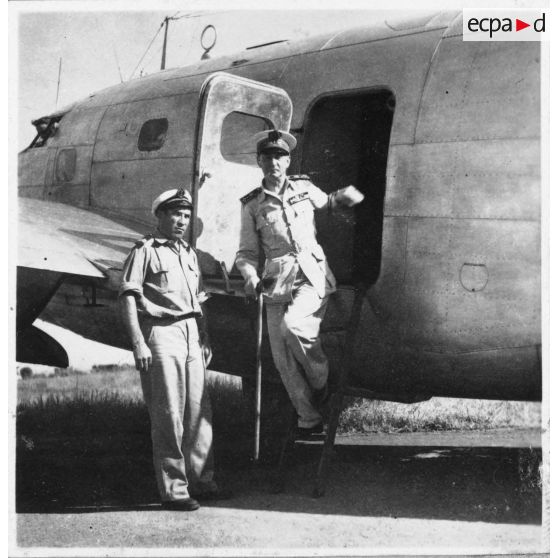 De retour de la conférence de Dalat, l'amiral Thierry d'Argenlieu arrive à l'aéroport de Tan Son Nhut à bord d'un avion de type Lokheed Electra. [description provisoire]