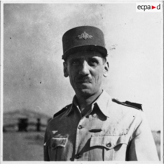 A l'aéroport de Tan Son Nhut, Jean de Raymond, présent pour accueillir l'amiral Thierry d'Argenlieu à son retour de la conférence de Dalat. [description provisoire]