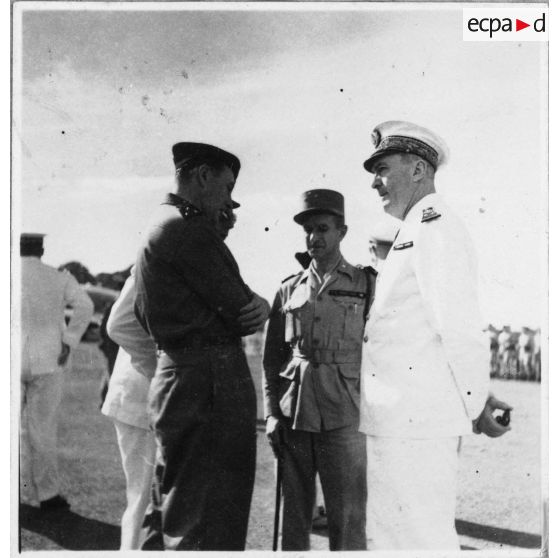 A l'aéroport de Tan Son Nhut, lors du retour de l'amiral Thierry d'Argenlieu de la conférence de Dalat, les officiers généraux Jean-Etienne Valluy, Marcel Alessandri et Gaston Graziani discutent ensemble. [description provisoire]