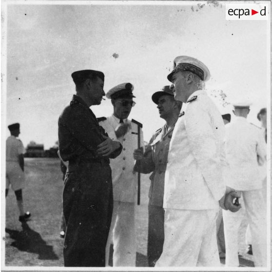 A l'aéroport de Tan Son Nhut, lors du retour de l'amiral Thierry d'Argenlieu de la conférence de Dalat, les officiers généraux Jean-Etienne Valluy, Marcel Alessandri et Gaston Graziani discutent ensemble. [description provisoire]