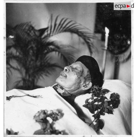 Mr. Denis Le Phat An sur son lit de mort à la cathédrale Notre-Dame-de-Saigon. [description provisoire]