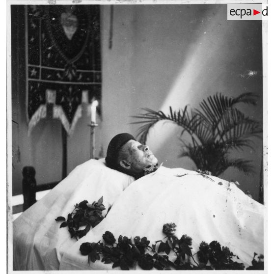 Mr. Denis Le Phat An sur son lit de mort à la cathédrale Notre-Dame-de-Saigon. [description provisoire]