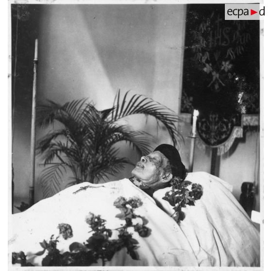 Mr. Denis Le Phat An sur son lit de mort à la cathédrale Notre-Dame-de-Saigon. [description provisoire]