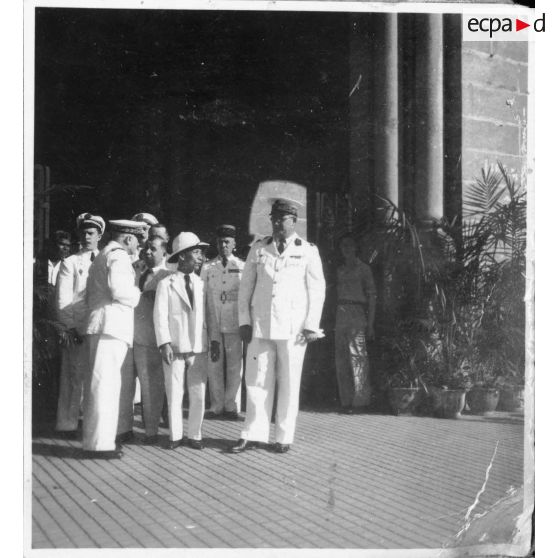 Lors d'une célébration en mémoire des morts pour la libération de la Cochinchine, après avoir assisté à une messe à la cathédrale Notre-Dame-de-Saigon, l'amiral Thierry d'Argenlieu, le président Nguyen Van Thinh,  Jean Cédile, et les représentants de l'autorité civile et militaire, sortent de la cathédrale. [description provisoire]