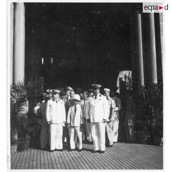 Lors d'une célébration en mémoire des morts pour la libération de la Cochinchine, après avoir assisté à une messe à la cathédrale Notre-Dame-de-Saigon, l'amiral Thierry d'Argenlieu, le président Nguyen Van Thinh,  Jean Cédile, et les représentants de l'autorité civile et militaire, sortent de la cathédrale. [description provisoire]