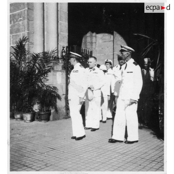 Lors d'une célébration en mémoire des morts pour la libération de la Cochinchine, après avoir assisté à une messe à la cathédrale Notre-Dame-de-Saigon, l'amiral Thierry d'Argenlieu, le président Nguyen Van Thinh,  Jean Cédile, et les représentants de l'autorité civile et militaire, sortent de la cathédrale. [description provisoire]