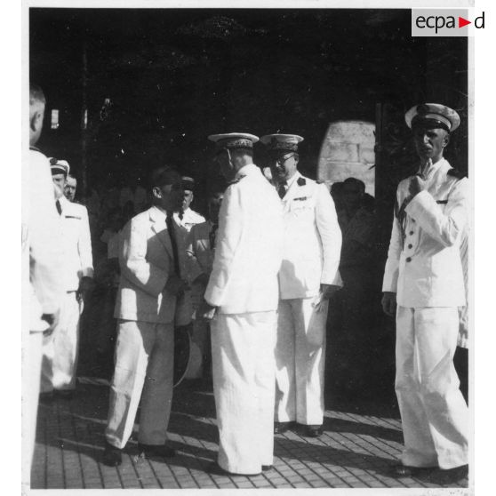 Lors d'une célébration en mémoire des morts pour la libération de la Cochinchine, après avoir assisté à une messe à la cathédrale Notre-Dame-de-Saigon, l'amiral Thierry d'Argenlieu, le président Nguyen Van Thinh,  Jean Cédile, et les représentants de l'autorité civile et militaire, sortent de la cathédrale. [description provisoire]