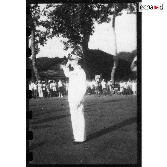 Lors d'une célébration en mémoire des morts pour la libération de la Cochinchine, à son arrivée à la cathédrale Notre-Dame-de-Saigon, l'amiral Thierry d'Argenlieu est accueilli par les fusiliers-marins au garde-à-vous. [description provisoire]