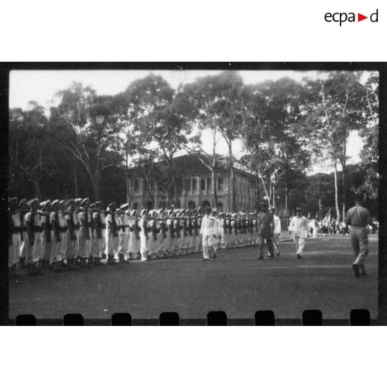 Lors d'une célébration en mémoire des morts pour la libération de la Cochinchine, à son arrivée à la cathédrale Notre-Dame-de-Saigon, l'amiral Thierry d'Argenlieu est accueilli par les fusiliers-marins au garde-à-vous. [description provisoire]