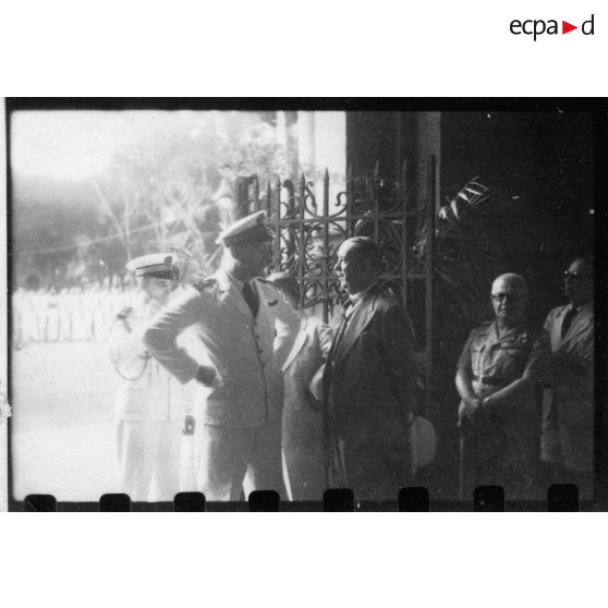 Les autorités se rendent à la messe célébrée en mémoire des morts pour la libération de la Cochinchine, à la cathédrale Notre-Dame-de-Saigon. [description provisoire]