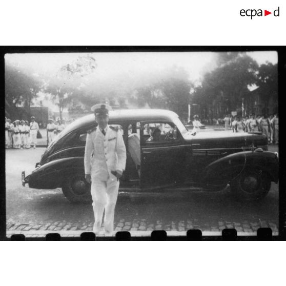 Les autorités se rendent à la messe célébrée en mémoire des morts pour la libération de la Cochinchine, à la cathédrale Notre-Dame-de-Saigon. [description provisoire]