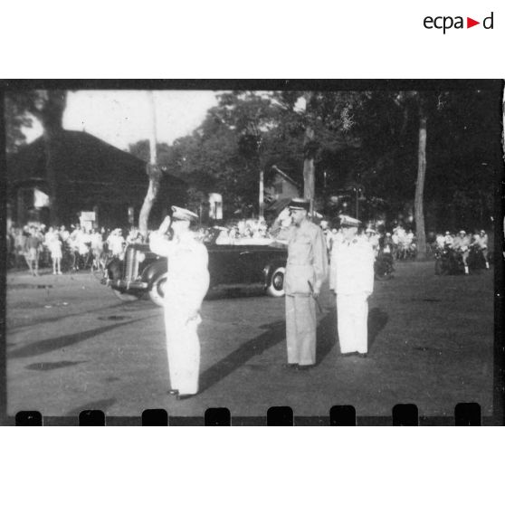Lors d'une célébration en mémoire des morts pour la libération de la Cochinchine, à son arrivée à la cathédrale Notre-Dame-de-Saigon, l'amiral Thierry d'Argenlieu est accueilli par les fusiliers-marins au garde-à-vous. [description provisoire]
