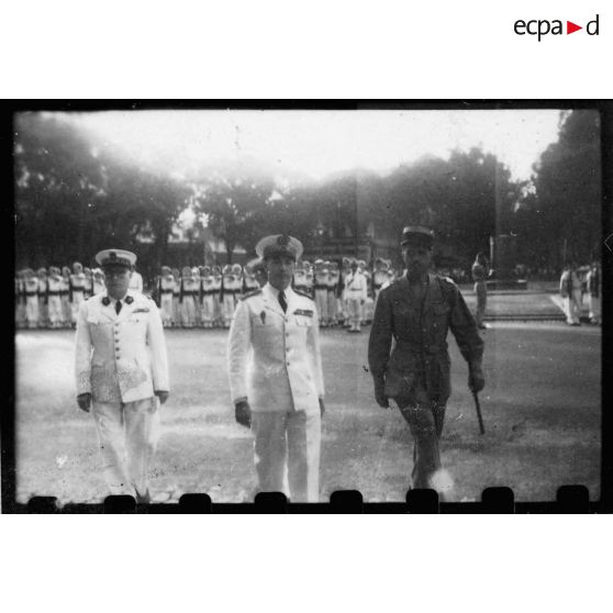 Lors d'une célébration en mémoire des morts pour la libération de la Cochinchine, à son arrivée à la cathédrale Notre-Dame-de-Saigon, l'amiral Thierry d'Argenlieu est accueilli par les fusiliers-marins au garde-à-vous. [description provisoire]