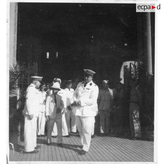 Lors d'une célébration en mémoire des morts pour la libération de la Cochinchine, après avoir assisté à une messe à la cathédrale Notre-Dame-de-Saigon, l'amiral Thierry d'Argenlieu, le président Nguyen Van Thinh,  Jean Cédile, et les représentants de l'autorité civile et militaire, sortent de la cathédrale. [description provisoire]