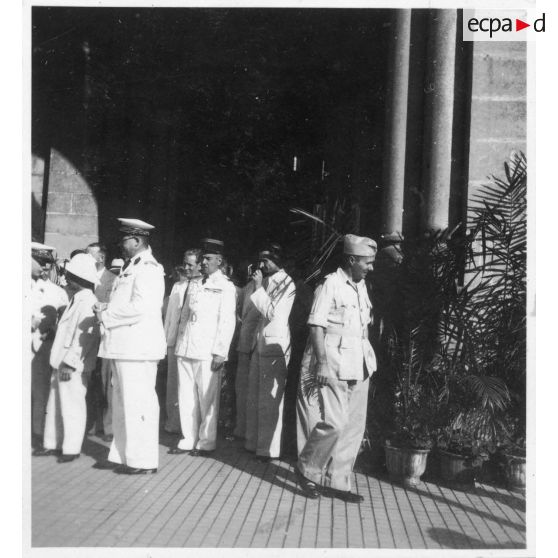 Lors d'une célébration en mémoire des morts pour la libération de la Cochinchine, après avoir assisté à une messe à la cathédrale Notre-Dame-de-Saigon, l'amiral Thierry d'Argenlieu, le président Nguyen Van Thinh,  Jean Cédile, et les représentants de l'autorité civile et militaire, sortent de la cathédrale. [description provisoire]