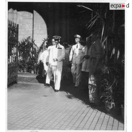 Lors d'une célébration en mémoire des morts pour la libération de la Cochinchine, après avoir assisté à une messe à la cathédrale Notre-Dame-de-Saigon, l'amiral Thierry d'Argenlieu, le président Nguyen Van Thinh,  Jean Cédile, et les représentants de l'autorité civile et militaire, sortent de la cathédrale. [description provisoire]